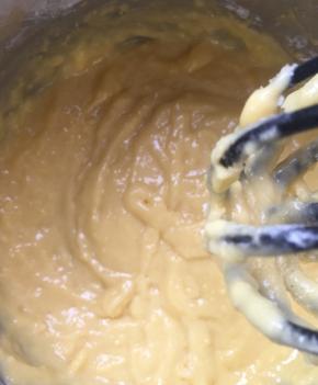  蛋黄糊：蛋黄和糖和香草精混合，加牛奶混合，加油混合，最后筛入面粉，混合均匀.