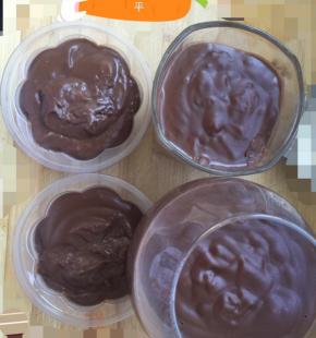 . 装杯，用勺把表面抹平，放冰箱冷藏两个小时以上，或者冷冻一小时。