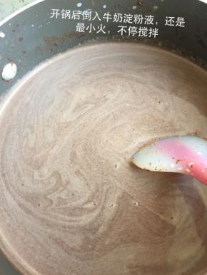 开锅后倒入牛奶淀粉液，还是最小火，不停搅拌