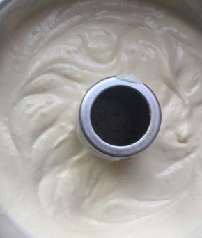  取三分之一蛋白与蛋黄糊混合，然后倒入蛋白盆内，与剩余蛋白混合，倒入中空模具中。8寸。摔出气泡。