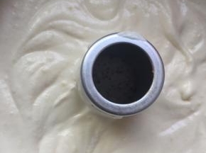  取三分之一蛋白与蛋黄糊混合，然后倒入蛋白盆内，与剩余蛋白混合，倒入中空模具中。8寸。摔出气泡。