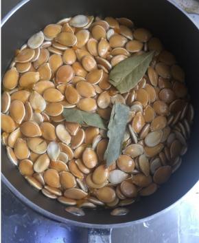 准备锅里烧开水，放入南瓜子，两勺盐，两片香叶，一颗八角，开锅后，煮个10多分钟~沥干水