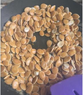 放到平底锅小火炒两分钟，至表面没有过多水分，放到烤盘中，180度。