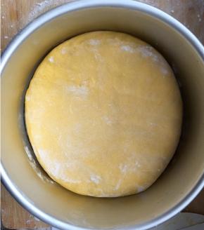 6寸模具，底部铺油纸，盆内壁刷油，把面团放入铺平，发酵至两倍大。