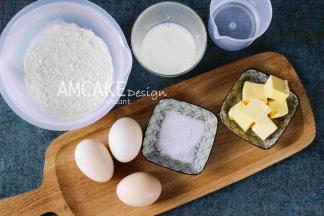 将室温软化的黄油，和杏仁粉&赤砂糖&低筋粉搅拌均匀