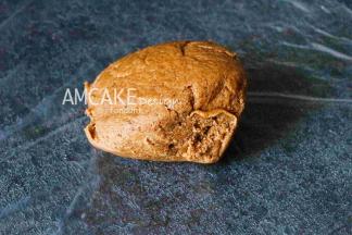 把团儿放在保鲜膜袋子里，用擀面杖擀平即可，放进冷藏2小时。（酥皮部分完成）