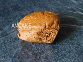 把团儿放在保鲜膜袋子里，用擀面杖擀平即可，放进冷藏2小时。（酥皮部分完成）