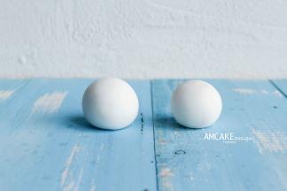 头&身子：搓两个汤圆大小的球。