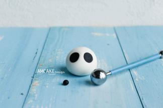 黑眼圈：用黑色素调一坨黑色的翻糖，取很小一点点，用打薄球压扁，贴在图上凹陷处。