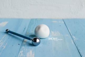 眼眶：打薄球出场。用大头那一边在汤圆上按压两个凹陷