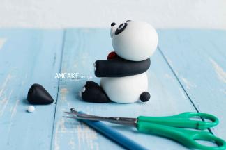 对了，熊屁股的尾巴不要忘了！粘好。