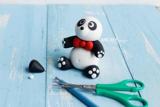 腿：熊猫腿短，捏成图片左边那种小脚，贴上熊掌。忽略图上的剪刀部分，应该只是拿来摆拍用的。