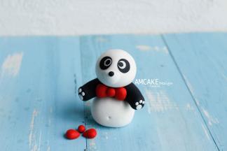 蝴蝶结：用红色素调颜色，三个小豌豆大小，一个圆形，两个水滴状，组合好，粘合成功。肚子也和手和头粘合好，用牙签戳神来一笔，肚脐眼做好。