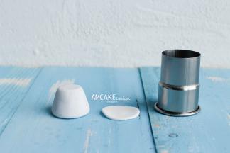 帽子：目标是山姆大叔的那种礼服帽。白色翻糖按压搓圆，一个立体梯形即可。用模具按压出一个圆形帽檐，微微上翘。