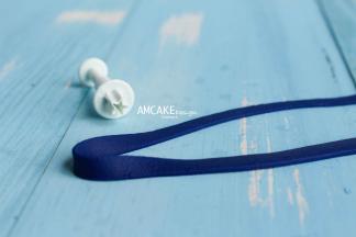 帽檐装饰：调蓝色部分，擀开成条状。用五角星模具在蓝条上按压出五角星，每个五角星距离一致。