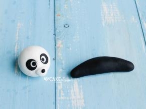 手：熊猫的胖手，我们采用一体制作，搓一条黑色棍状翻糖。