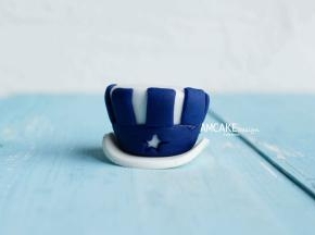 粘上帽檐。