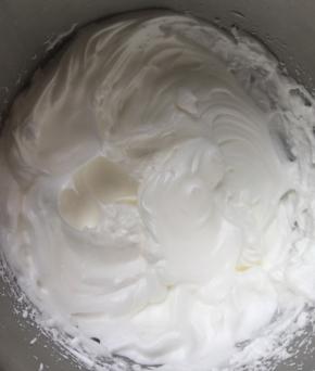 蛋白加糖打至干性发泡，提起有尖角。