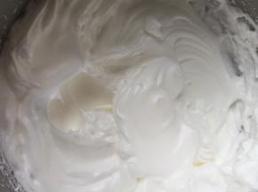 蛋白加糖打至干性发泡，提起有尖角。