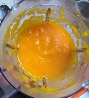  取出后，我就蒸了12分钟，南瓜不是特水，比较干软的，可以用夹子夹起南瓜块，不滴水的状态。放入料理机中，加入糖和15毫升牛奶，你蒸熟的南瓜如果含水非常大，可以不加牛奶，或者少加，打成泥，没有料理机可以多蒸会儿，用勺子压成泥。晾凉