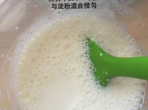 将其中200ml牛奶与淀粉混合均匀