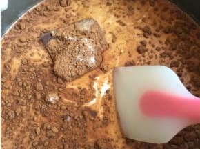 600ml牛奶+糖+巧克力+可可粉，倒入锅中开最小火，慢慢搅拌至巧克力融化，然后开锅