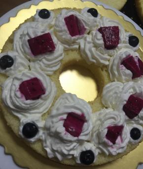 第一层，随意挤点奶油，将火龙果随意放置，我把火龙果的边角都装饰在最后一层，好看的留着第一层使用，最外边装饰蓝莓