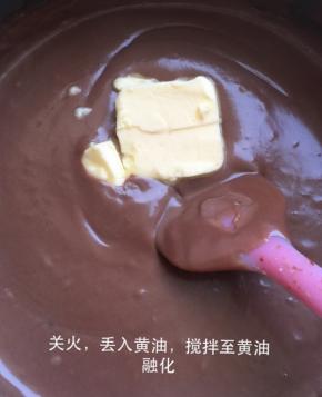  关火，丢入黄油，搅拌至黄油融化