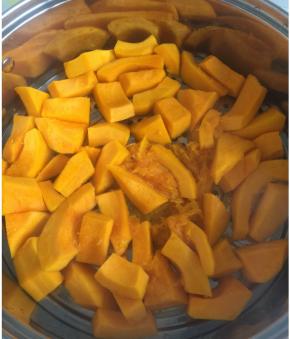 400克生南瓜~隔水上锅蒸~我做的比较多~我做的是双倍~也就是8寸的~开锅后15分钟左右，时间取决于你的南瓜种类，有的比较面10分钟就烂了~
