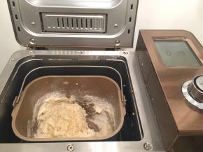 将除黄油以外的所有材料放入面包机桶内，启动和面功能（一个程序20分钟后加8-10分钟）