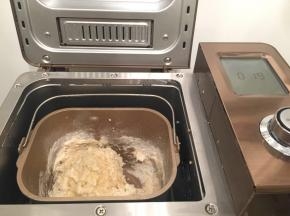 将除黄油以外的所有材料放入面包机桶内，启动和面功能（一个程序20分钟后加8-10分钟）