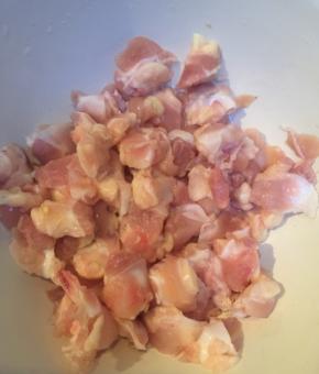  鸡脆骨，很多叫法，鸡软骨，鸡里蹦，鸡膝骨…太多了~放几滴料酒和白胡椒粉简单腌一下，20分钟。