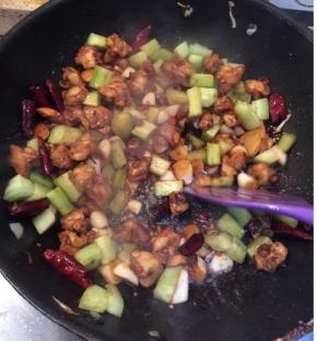 鸡脆骨炒两分钟左右，全程大火，变小熟透后，放入黄瓜丁，放盐。翻炒几下就可以出锅，黄瓜炒老了就不好吃了。