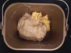 揉至15-20分钟时检查面团，出现厚薄时加入黄油