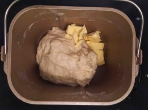 揉至15-20分钟时检查面团，出现厚薄时加入黄油