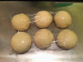 将面团轻压排气后平均分成6份，静置30分钟（两个450g吐司模）