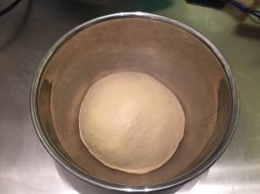 将面团取出，搓圆放入盆内，盖上保鲜膜进行一发（25度－28度）