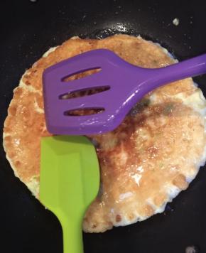  轻轻压一压，刮刀比较软，铲的时候不会像木铲一样把蛋铲破。底部烙的也差不多熟的时候，再翻过来一次，大约20秒后，蛋饼非常完整，出锅。