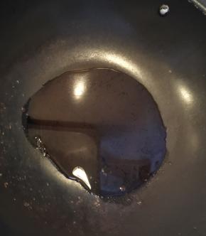  锅内热油，油温稍微高一点点。