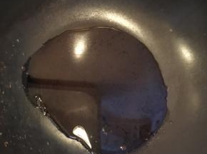  锅内热油，油温稍微高一点点。