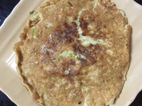非常完整哈，表面的裂口是温度高导致，整个蛋饼还是非常完整的哦。