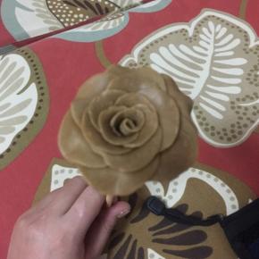 注意把花朵片捏出褶子，更像~