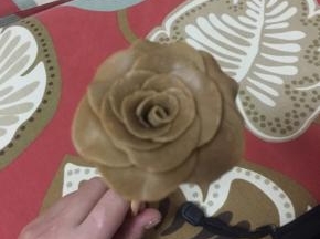 注意把花朵片捏出褶子，更像~