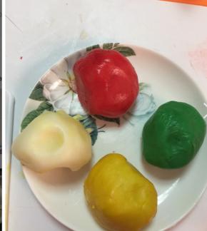 凉透之后还是比较软的，揉进去一些色素，然后放的再硬些，比较好捏。