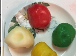 凉透之后还是比较软的，揉进去一些色素，然后放的再硬些，比较好捏。