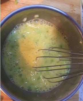 鸡蛋打散，放盐和小葱碎，搅匀。