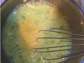 鸡蛋打散，放盐和小葱碎，搅匀。