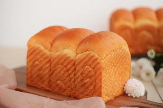 出炉马上脱模，放晾架上放至手温后密封保存