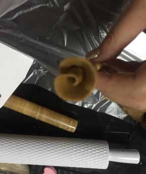 围绕一次性筷子，或者牙签，一圈一圈这样往外围。