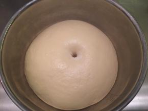 手沾面粉插入面团，不塌陷不回缩即发酵完成